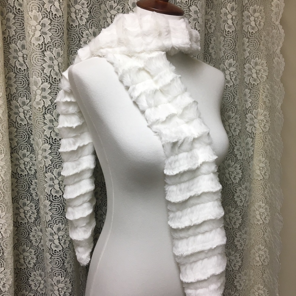 2$/12 🦖 White faux fur scarf